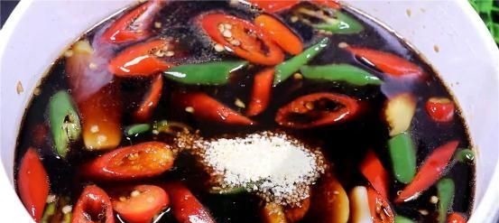 腌黄瓜最忌用盐杀水，教你一招，清爽入味嘎嘣脆，半小时就能吃