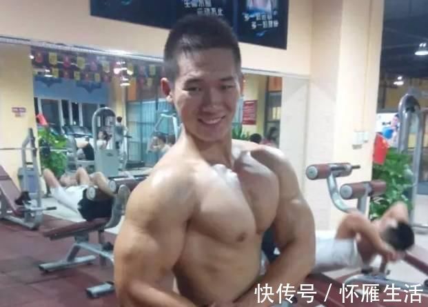 俯卧|俯卧撑增加胸部刺激，黑人小伙演示如何练大胸肌？循环训练法则！