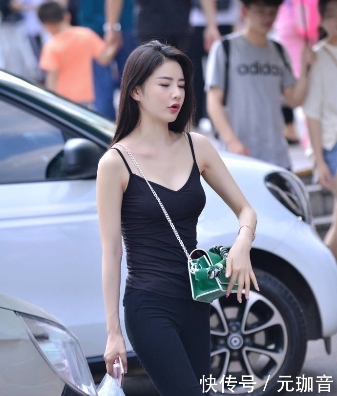 成熟的女人也很美,小姐姐紧身裙秀出时尚之美