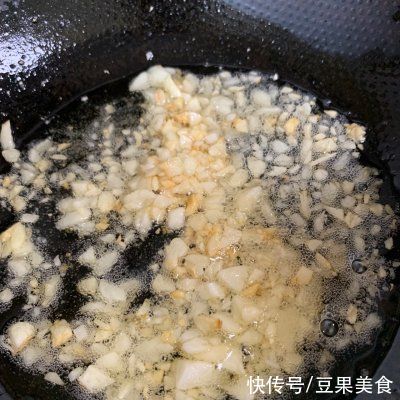 家常|人气家常下饭菜蒜蓉粉丝蒸丝瓜，一秒征服家人的胃