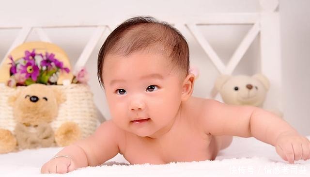  苦笑|高圆圆女儿满1岁，抓周道具成亮点，公公苦笑抓了我们最担心的