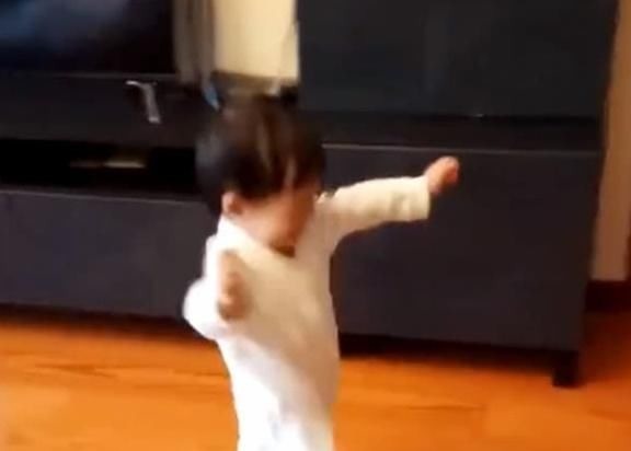 同一时刻|妹妹学会走路了,哥哥比爸爸还激动,画面简直太有爱了