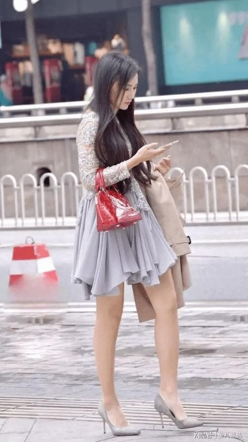 搭配|街拍：简约高跟鞋搭配，展现出女性的性感之美
