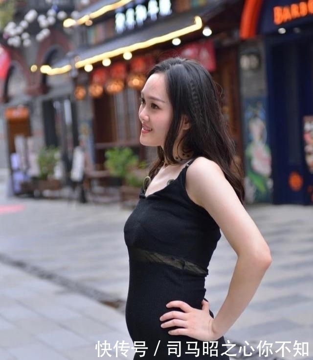 腰部|这设计真特别！用蕾丝把裙子“切开”，穿出别样优雅风