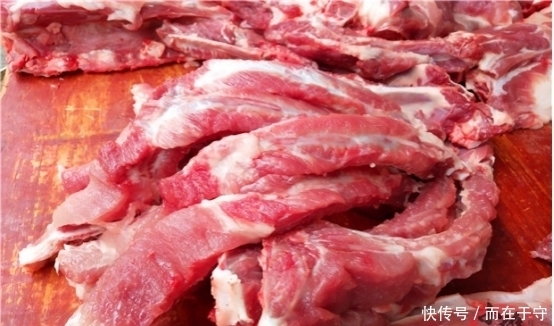 猪肉价格|买排骨时,选“肉多”还是“肉少”的好?老板娘无意透露了底