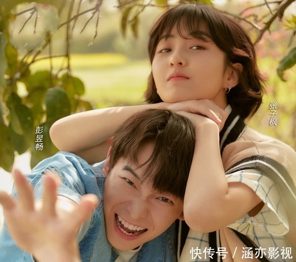 张子枫排斥张艺兴?拍兄妹照与彭昱畅很亲密,却当艺兴是背景墙