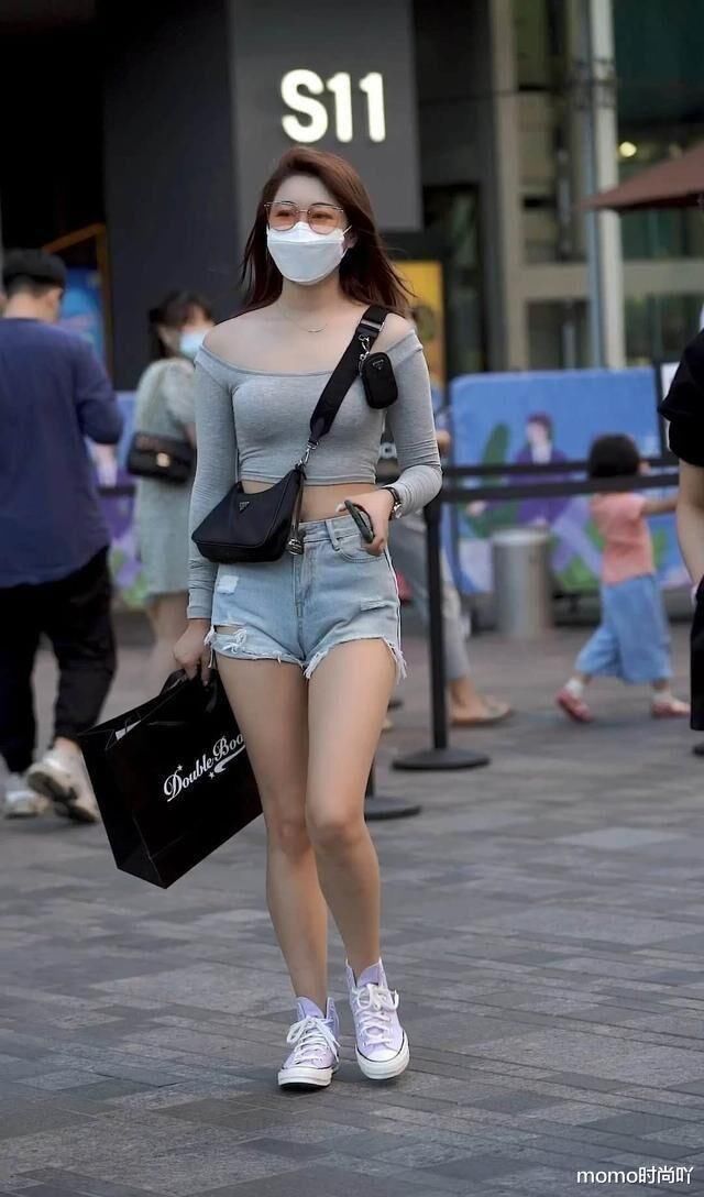 单穿打底都好看的打底裤，清爽之中透着简洁干练，时尚舒适