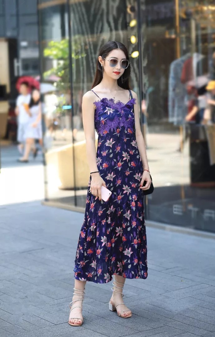 女人喜欢穿她高跟鞋, 因为它能够让自己显高, 又充满自信