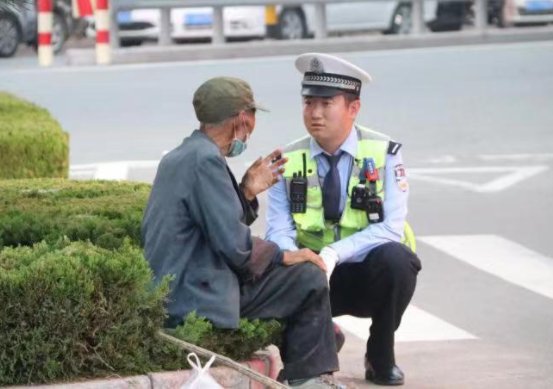 交警|暖心！国庆假期里的温暖守护！