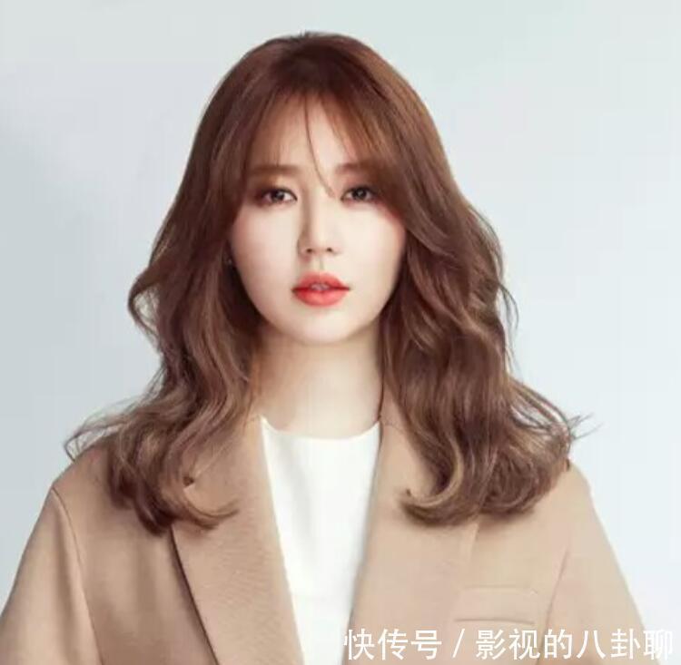 圆脸|别再披头散发了,这有10款适合圆脸的中卷发型,可甜可盐