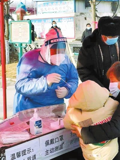 疫情|河南禹州：78岁老村医·2100多人·9轮核酸采样