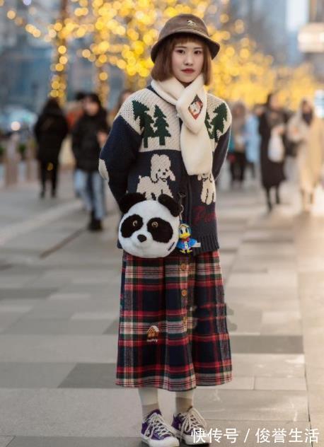 美女|街拍:美女针织背心配九分裤,长发披肩,气质出众