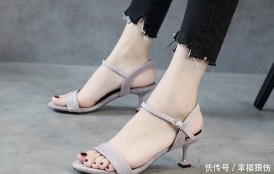 散发|细跟凉鞋集优雅与淑女范为一体,轻松散发女性优雅气质