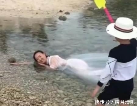 新郎|奇闻：新人公园拍婚纱照，新娘穿白纱躺臭水沟成片效果非常惊艳