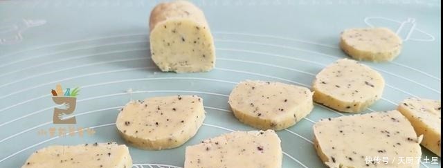  吃红茶的方法不同，加面粉做成红茶糕点，香不腻，酥去渣