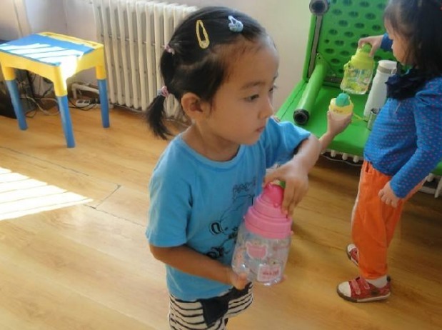 发育|提醒家长2个时间别给娃喝水了,容易伤脾不长个,抓紧停手