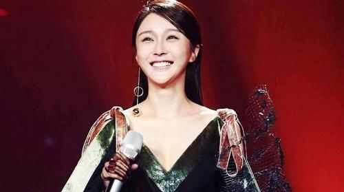 瞒着丈夫参加好声音,走红后却踹了老公,在舞台上说自己单身