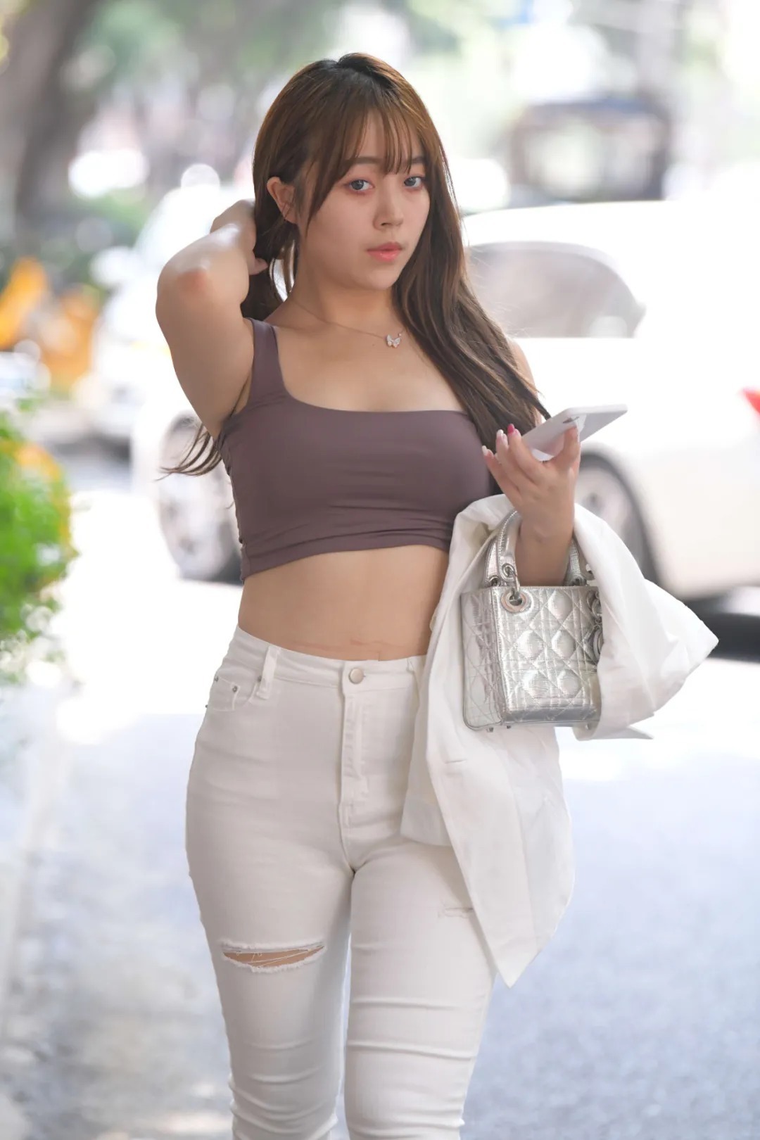 穿白西装的性感靓丽美女,身材丰腴