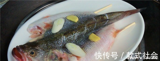多汁|清蒸鱼千万不要放盐和料酒，大厨教你一招，鲜嫩多汁，不柴又不腥