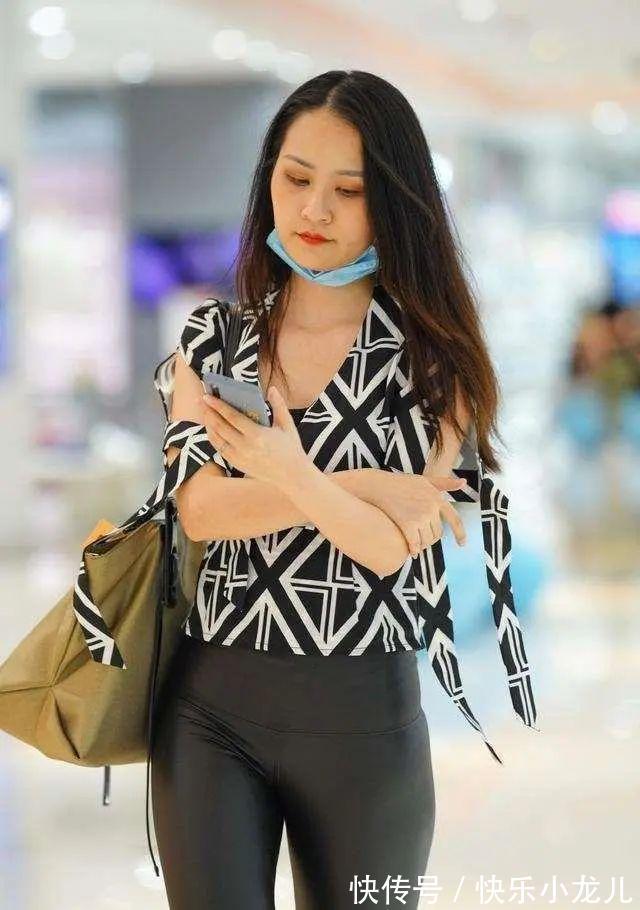 下半身 粉色修身短袖搭配白色花纹打底裤,整体小清新范,尽显年轻气质