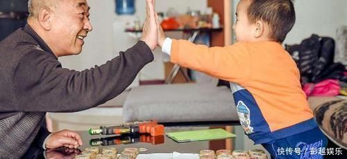 爷爷|爷爷给孙女喂奶后累的睡着,儿媳上传照片后,网友炸了接受不了