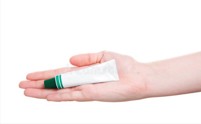 医生|得了灰指甲该怎么治？医生教你3个绝招，彻底搞定灰指甲不复发