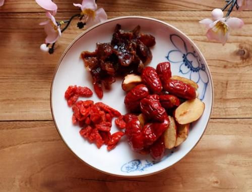 一鸽胜九鸡，冬日炖一碗鸽子汤，汤鲜肉嫩不腥，这样做营养更滋补