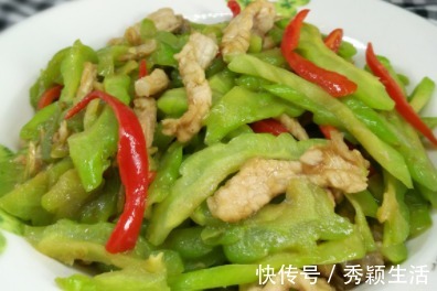朋友们|苦瓜跟它是绝配，清热去火又降脂，5分钟简单炒一炒，天天吃不腻