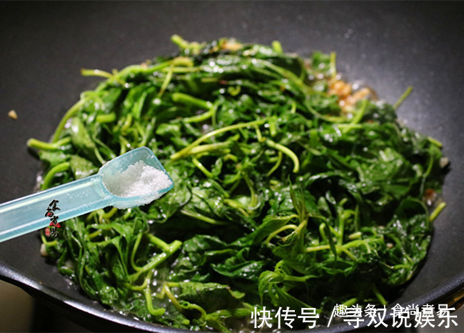 此食材,大多数人没尝过,蒜蓉简单炒一炒,清火利尿,护心脏