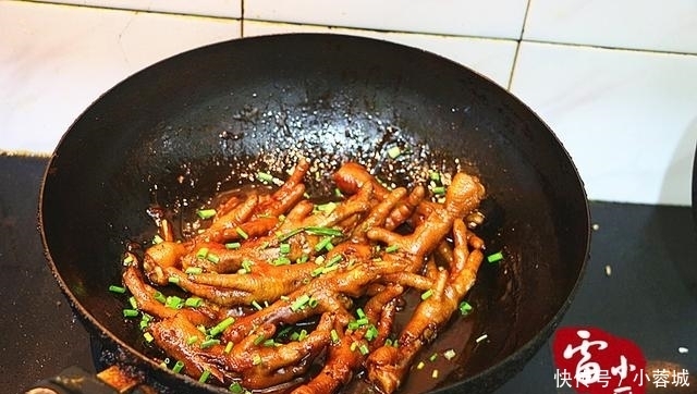 鸡爪这样烧真好吃,一锅根本不够,学会可以开店了!