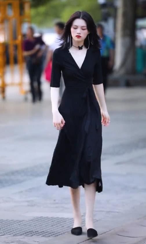 街拍小姐姐皮肤白得像“全身打了高光”,路人看到很扎心