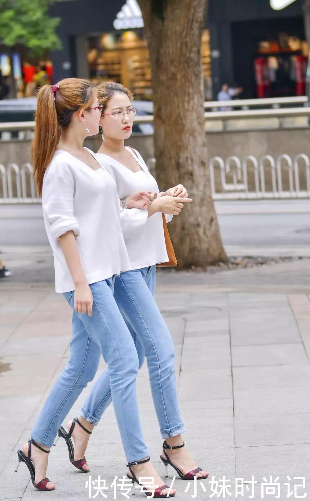 打扮|街拍美女:好闺蜜就是要一模一样的着装打扮!