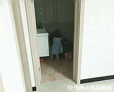 宝妈|爸爸半夜醉酒睡在“马桶”上,宝妈生气不管,1岁女儿行为暖化了