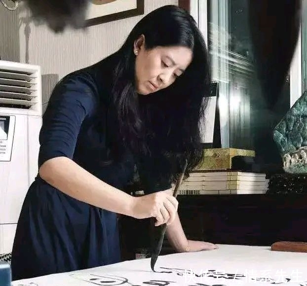 张艺谋!女书法家许静,张艺谋御用书法家,多次写电影名,她书法有多好?