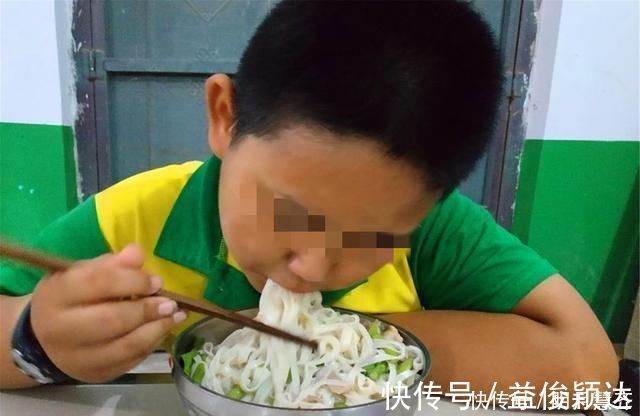 父母|一碗“毒面条”害了很多孩子,父母却洋洋得意,毫不自知反省