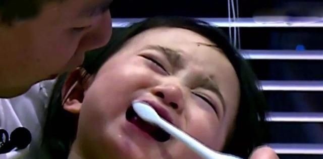 刷牙|孩子嘴太臭遭同学嫌弃,宝妈带娃去医院检查,取出的颗粒是真臭