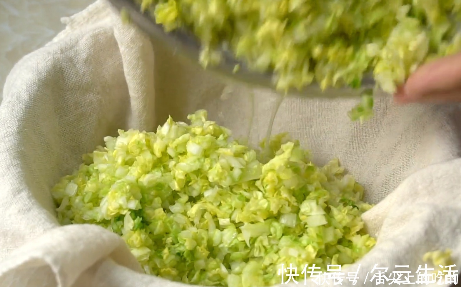 发面|白菜这样吃真过瘾,不发面不烫面,一折一卷就搞定,比包子还好吃