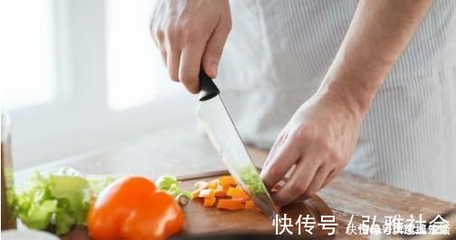 痛风|高尿酸导致痛风苦不堪言，医生：做到这2点，让你尿酸嗖嗖降