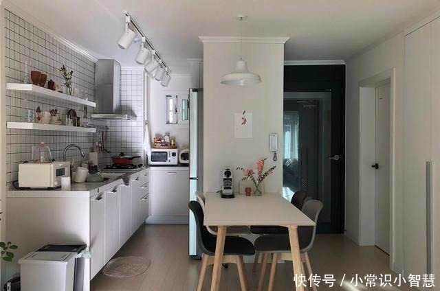 小姐姐|这套76平小房子,上了年纪却充满人情味!狭窄的厨房,一丝不苟!