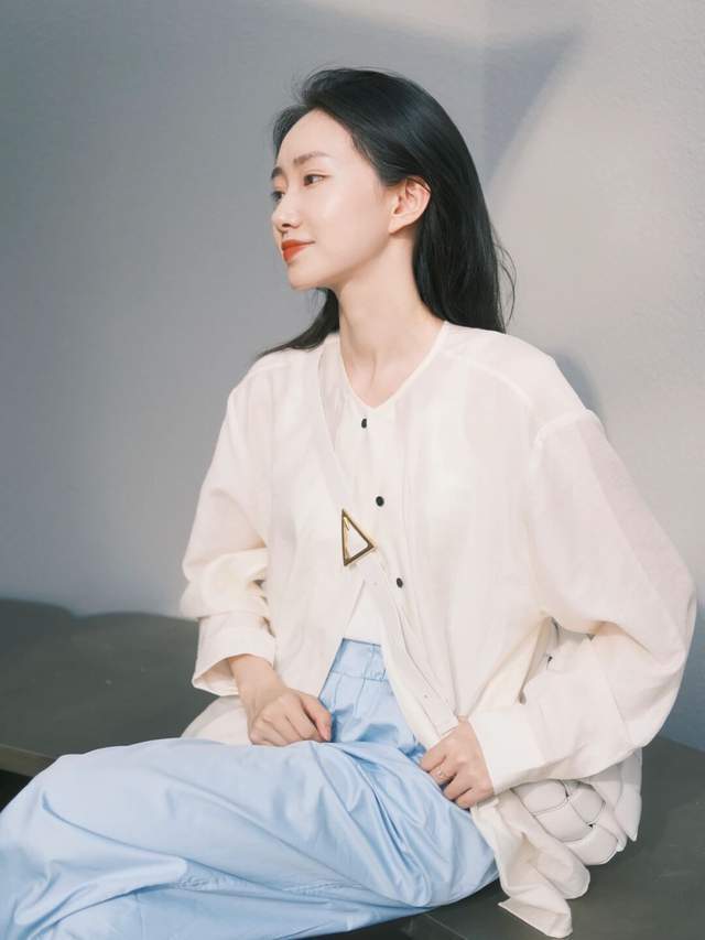 洋气|20岁到30岁的女生夏季末尾这样穿,衬衫配阔腿裤简约洋气,超好看