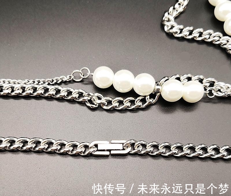 手链|戒指与手链巧妙搭配，叠戴与复古的珠宝工艺，让你体会不平凡