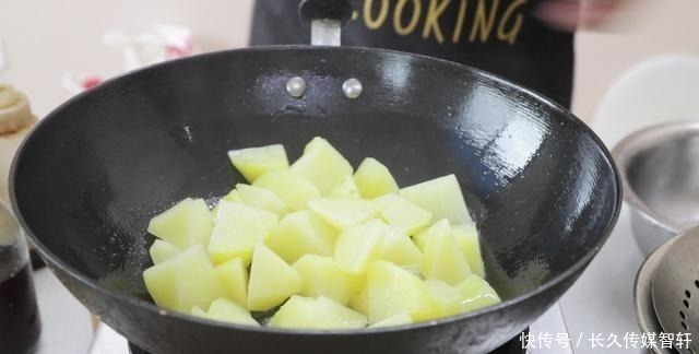 土豆这样做太好吃了，招待亲朋来一盘，比吃肉还受欢迎，先收藏了