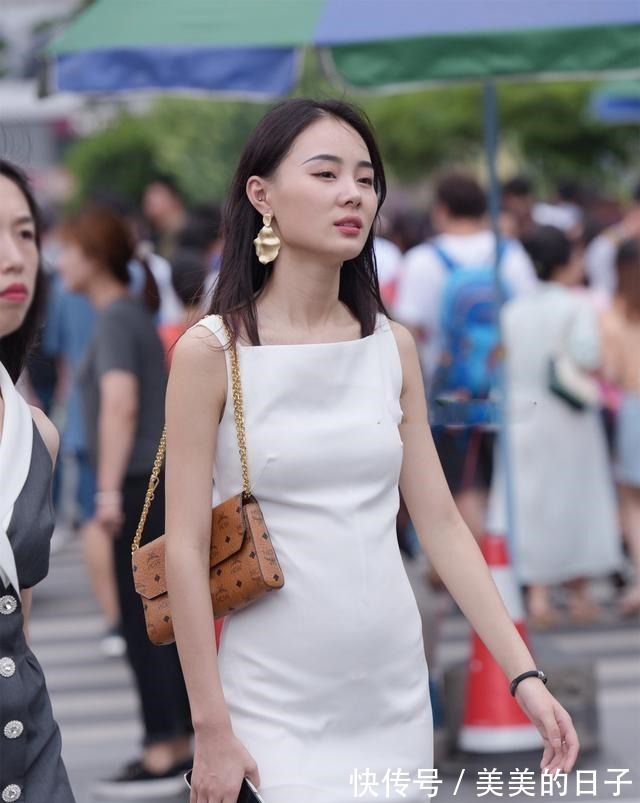 豆豆鞋 吊带裙知性又俏皮，展现闲适惬意的感觉，好有创意！