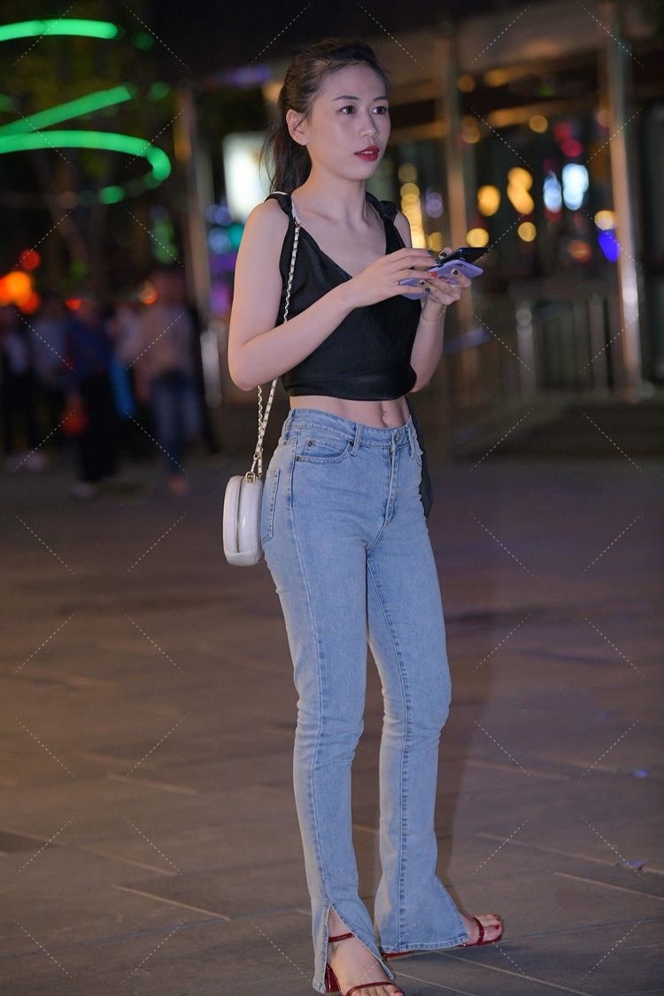 修身长裙 深灰色修身长裙,上身舒适,时尚大气