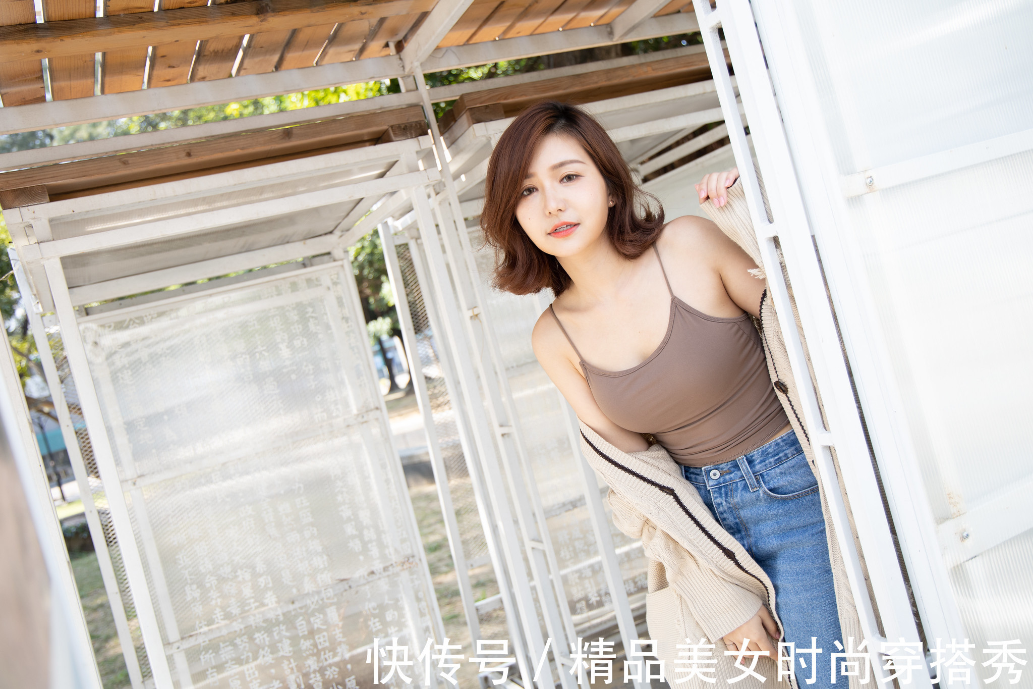 穿搭|街拍:休闲又时尚的穿搭,简约又潮范十足