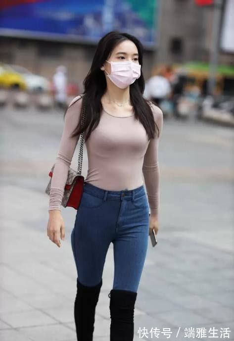 长筒靴 卡其色打底衫配牛仔裤,尽显高级质感的美,美的自信有范