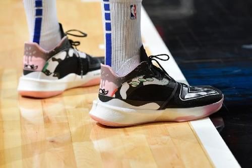 相信经常看博主发的球鞋上脚