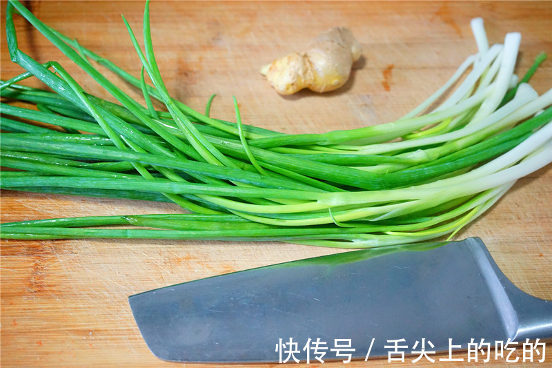 三黄鸡|电饭煲蒸鸡,顺滑可口,醇香脱骨,比烤鸡更香,上桌就被抢光