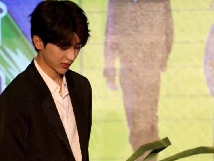 奔跑吧9发布会黄旭熙白衬衣有少年感,蔡徐坤的西装却如同霸总