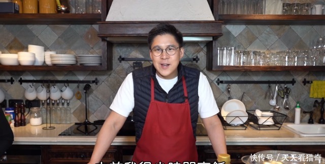 幸福感满满,霍启刚下厨捉弄老婆,豪华厨房意外曝光